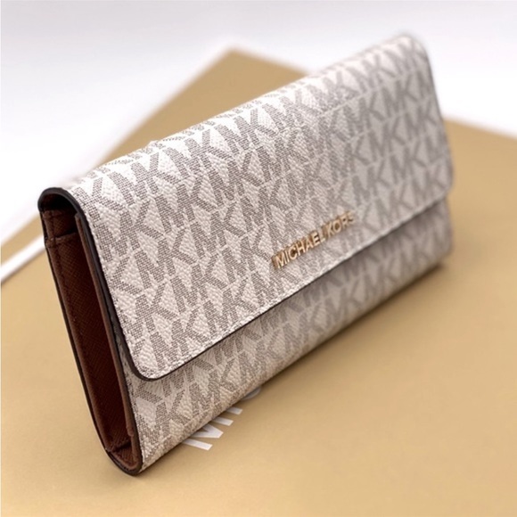 Michael Kors Jet Set Travel Trifold Wallet - Picture 3 of 10